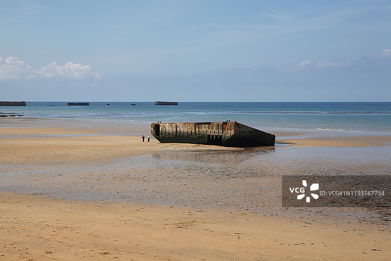 法国诺曼底海岸线上的桑葚港（阿罗芒什，法国）图片素材