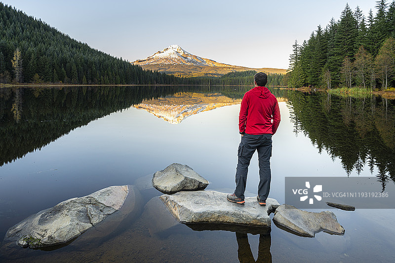 在美国俄勒冈州胡德山Trillium湖边的男人图片素材