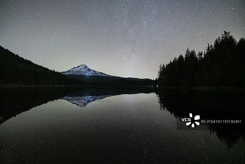 胡德山和延龄草湖夜景图片素材