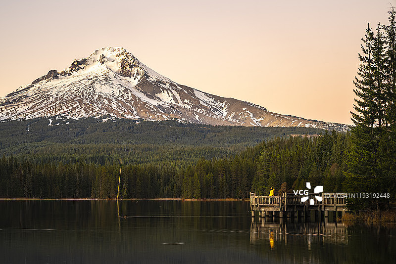 日落时分，女人凝视着胡德山和三叶草湖，俄勒冈州政府营地，美国图片素材