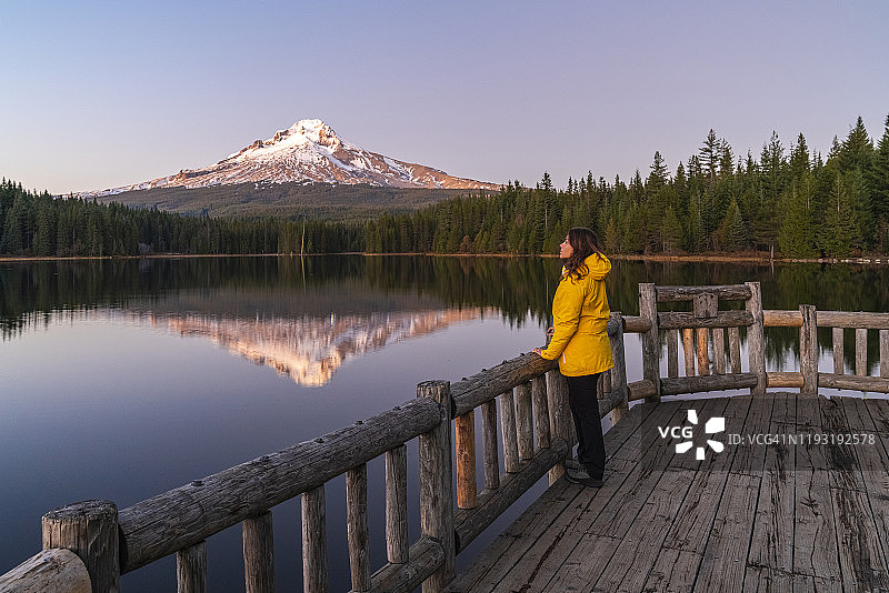 日落时分，女人凝视着胡德山和三叶草湖，俄勒冈州政府营地，美国图片素材