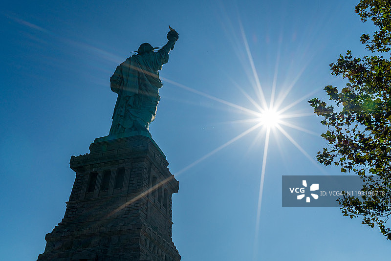 自由女神像和阳光图片素材