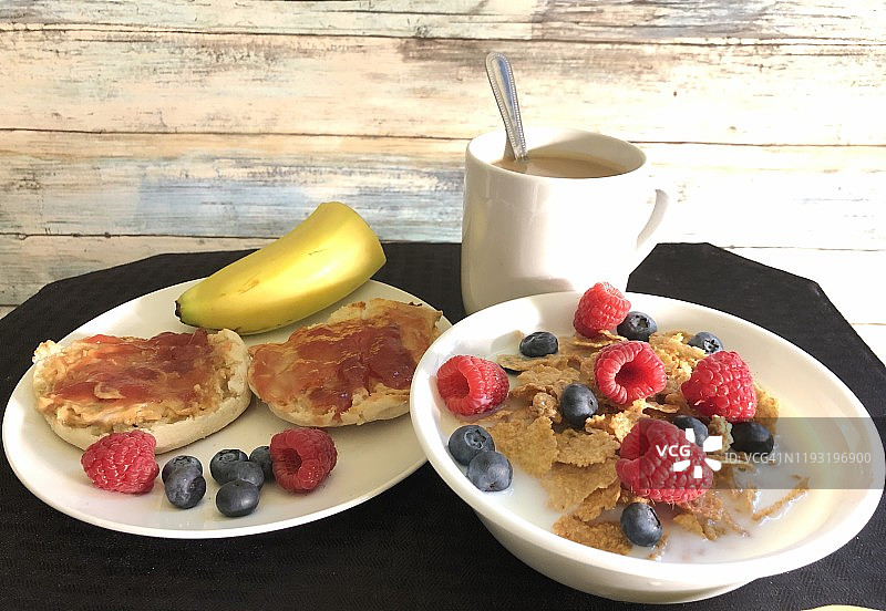 早餐麦片、英式松饼和咖啡图片素材