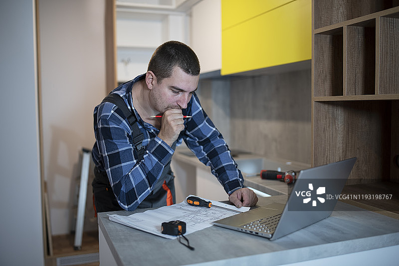 工人安装新厨房图片素材