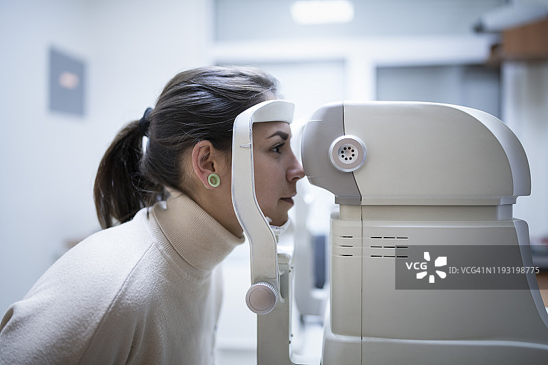 女病人在医院检查眼睛图片素材