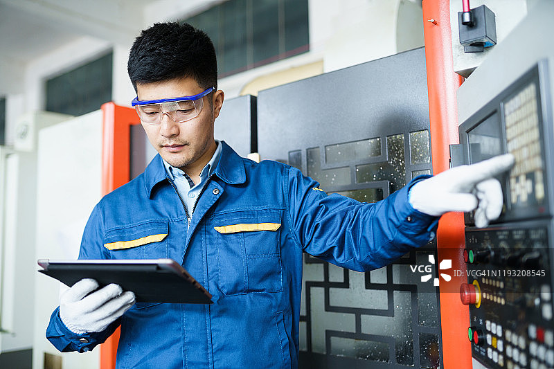 工业工程师使用数控车床图片素材
