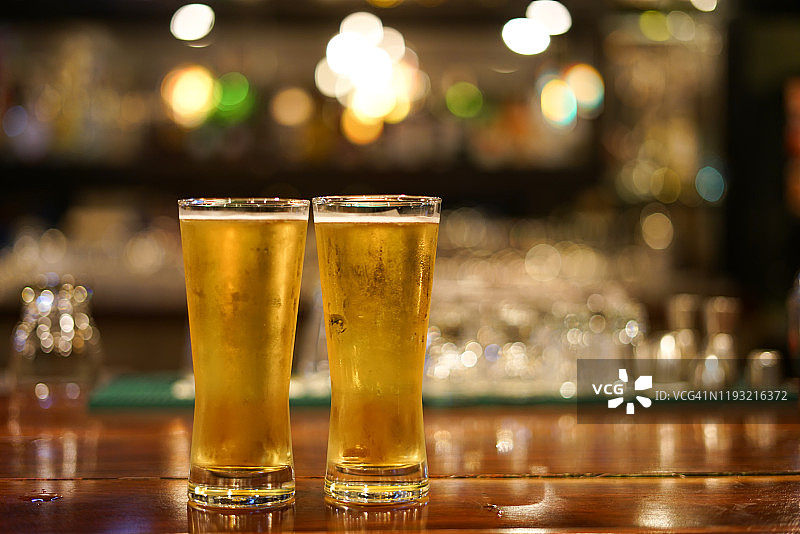 酒吧柜台：男女一起饮酒特写图片素材