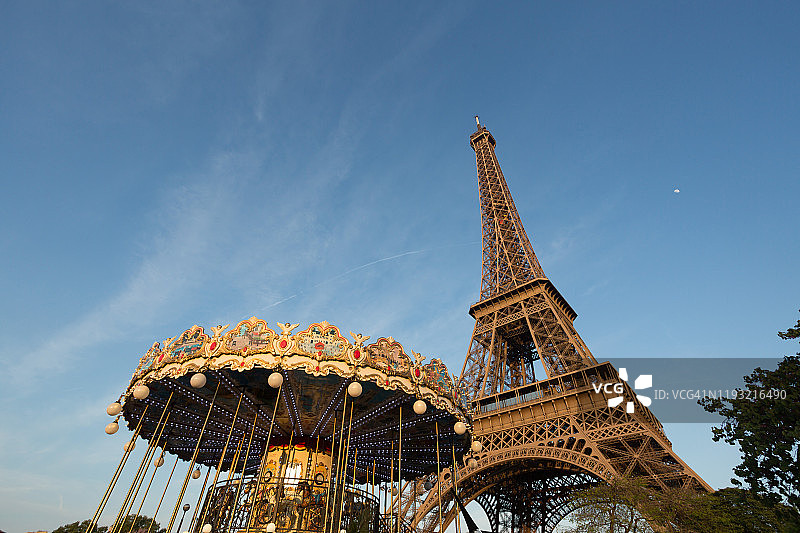 埃菲尔铁塔的低角度景观图片素材