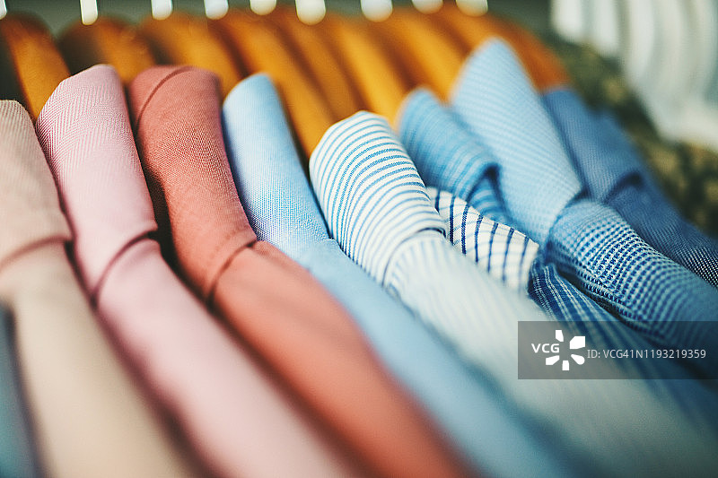 木质衣架上挂着的男士衬衫图片素材