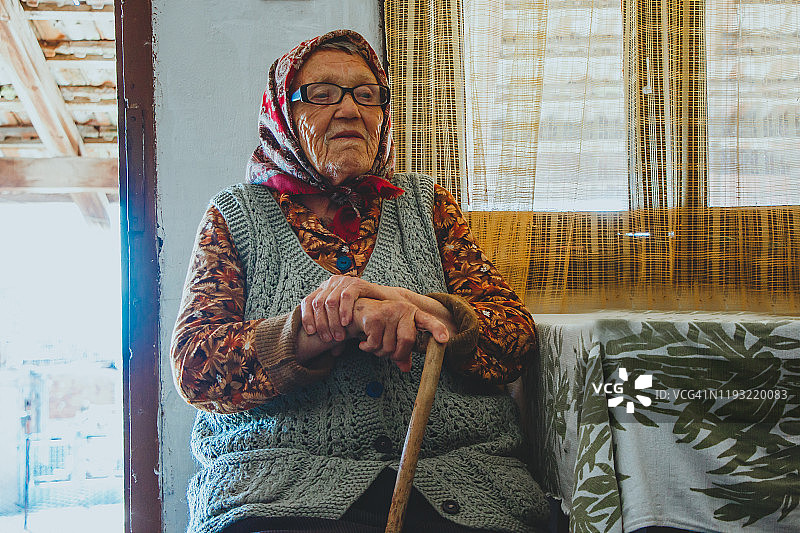 孤独悲伤的90岁老妇独自在家图片素材