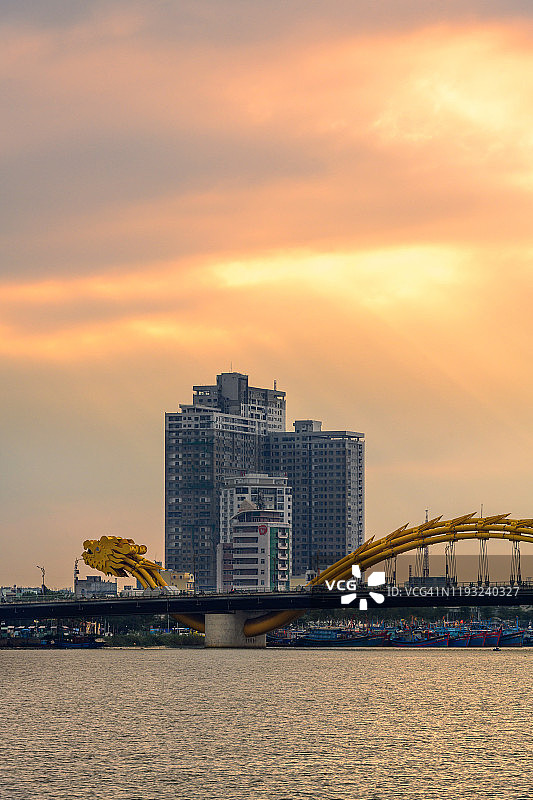汉江上的桥梁与城市景观图片素材