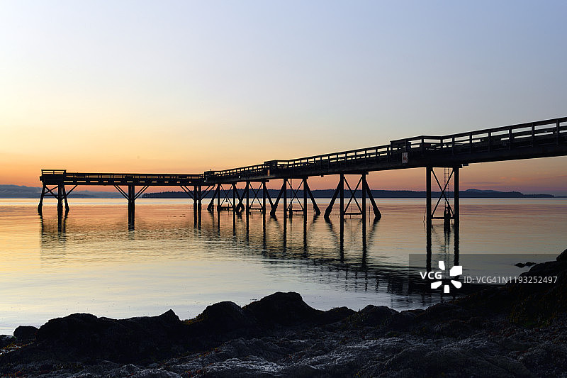 清晨的宁静光线图片素材
