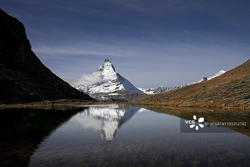 从瑞士里菲尔湖看到的马特宏峰图片素材
