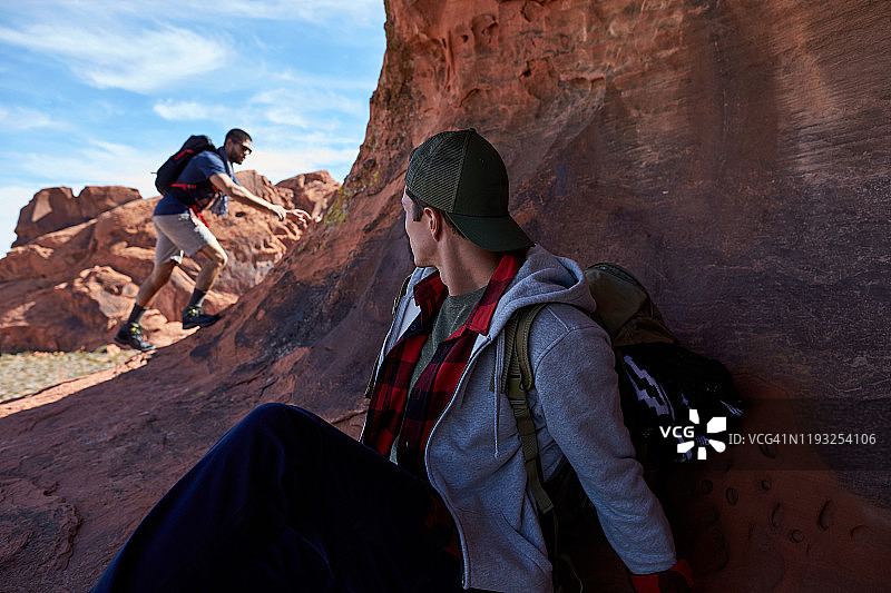 徒步旅行者攀登图片素材