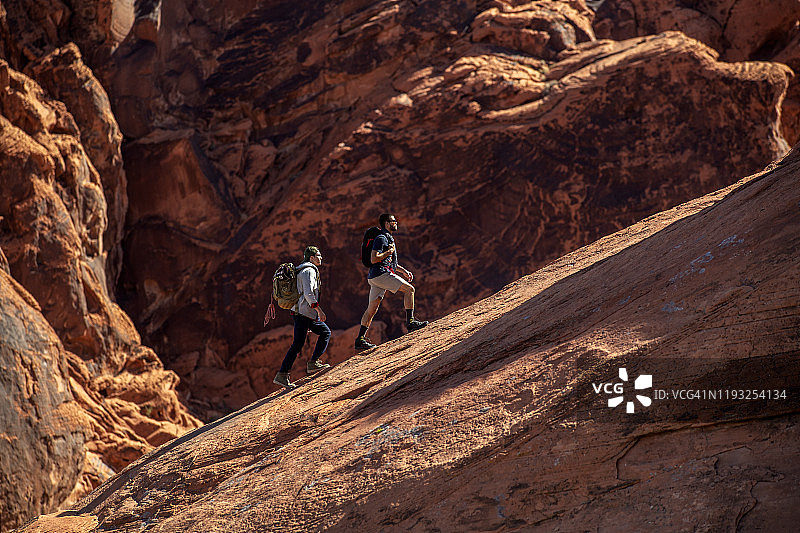 徒步旅行者攀登图片素材