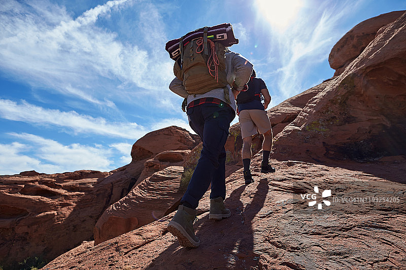 徒步旅行者攀登图片素材