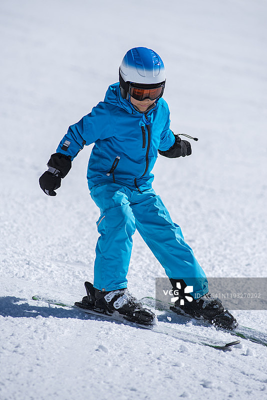 男孩在雪地里滑雪图片素材