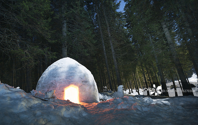 发光的冰屋图片素材