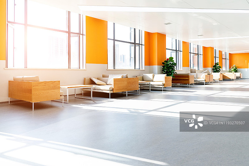 现代图书馆内的椅子和咖啡桌图片素材