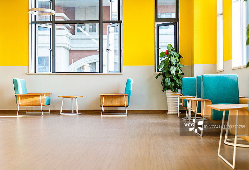 现代图书馆内的椅子和咖啡桌图片素材