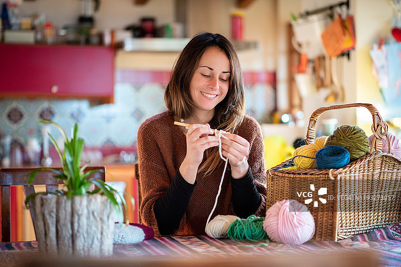 年轻女人在家放松编织图片素材