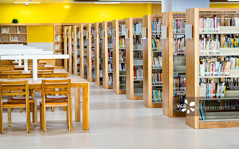 公共图书馆里的空木桌图片素材