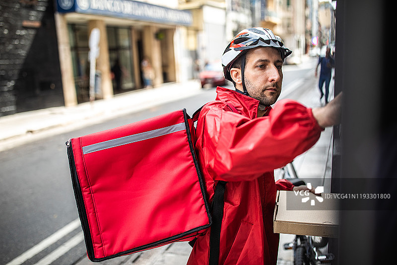 住宅楼前的外卖员图片素材