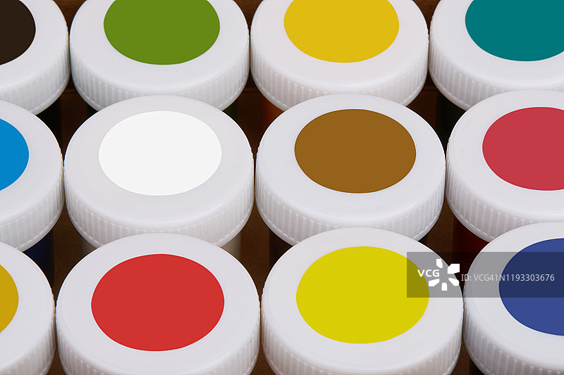 彩色水粉罐和彩色丙烯颜料特写图片素材