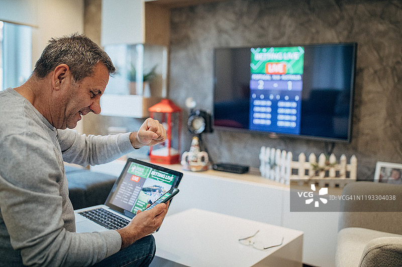 男人使用手机应用进行在线投注图片素材