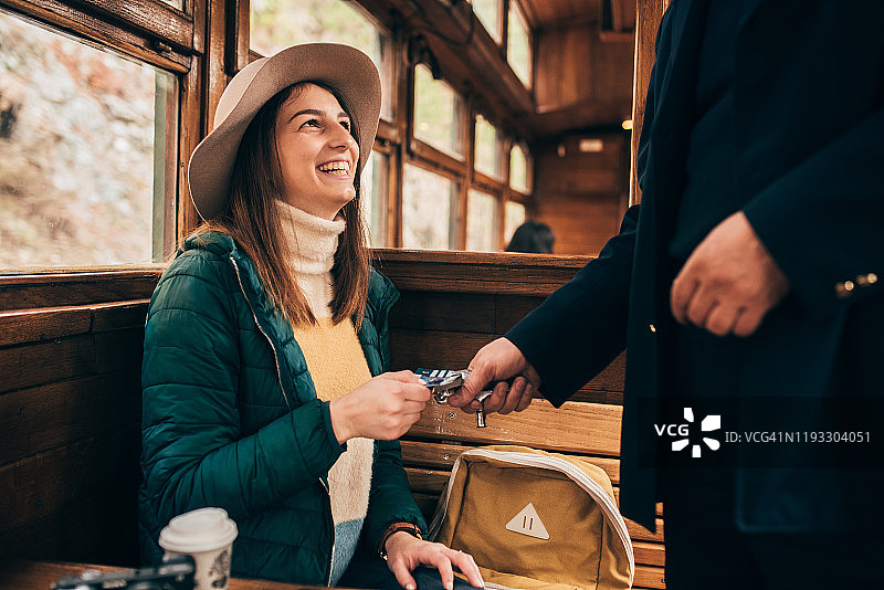 女乘客向列车员出示车票图片素材