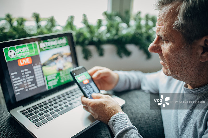 男人进行实时投注图片素材