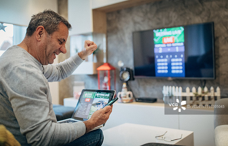 快乐的男人赢得赌注图片素材