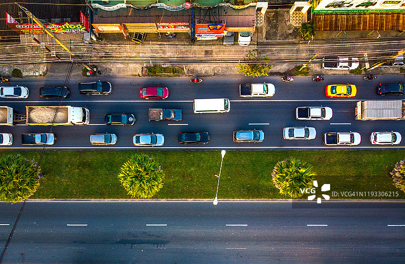 交通拥堵中众多汽车的俯视图图片素材