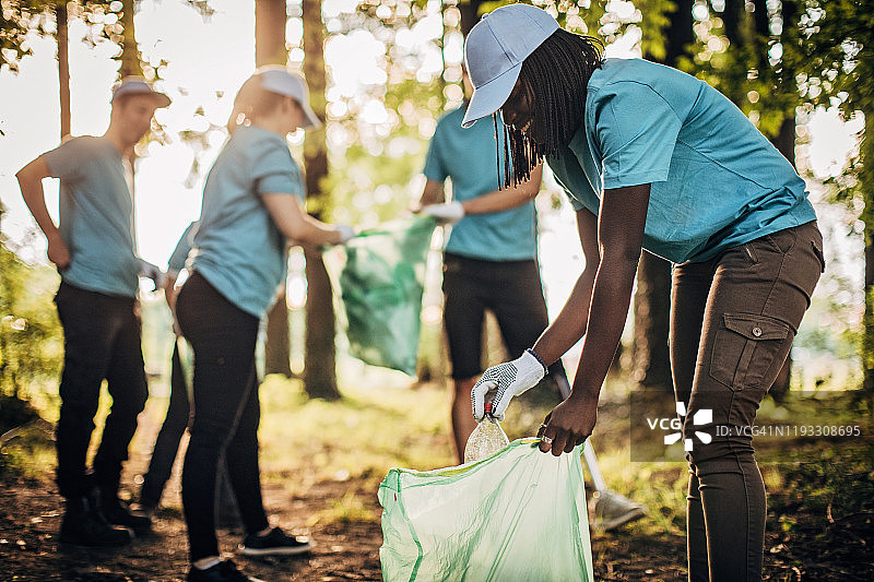 公园里的志愿者图片素材