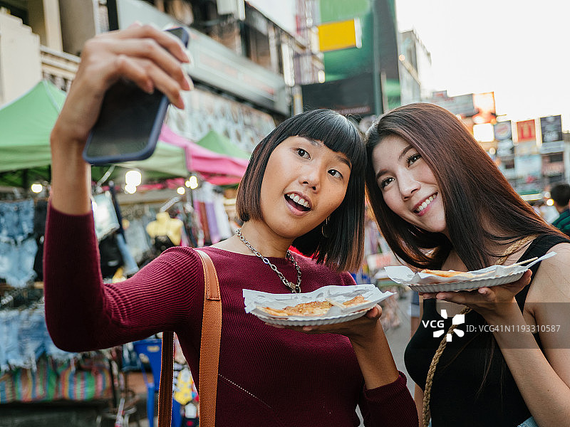 亚洲朋友在考山路拍摄泰国街头美食图片素材