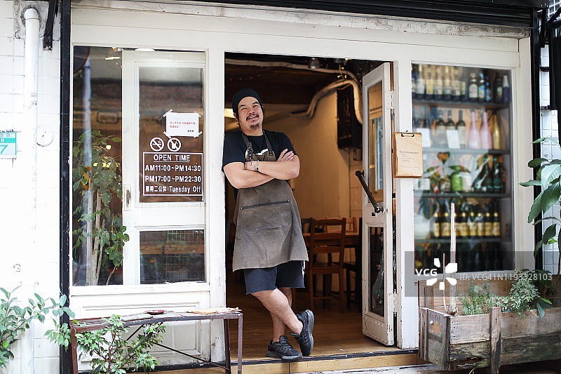 店主站在餐厅外图片素材