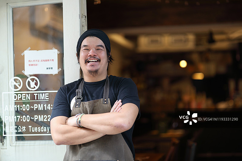 店主站在餐厅外图片素材
