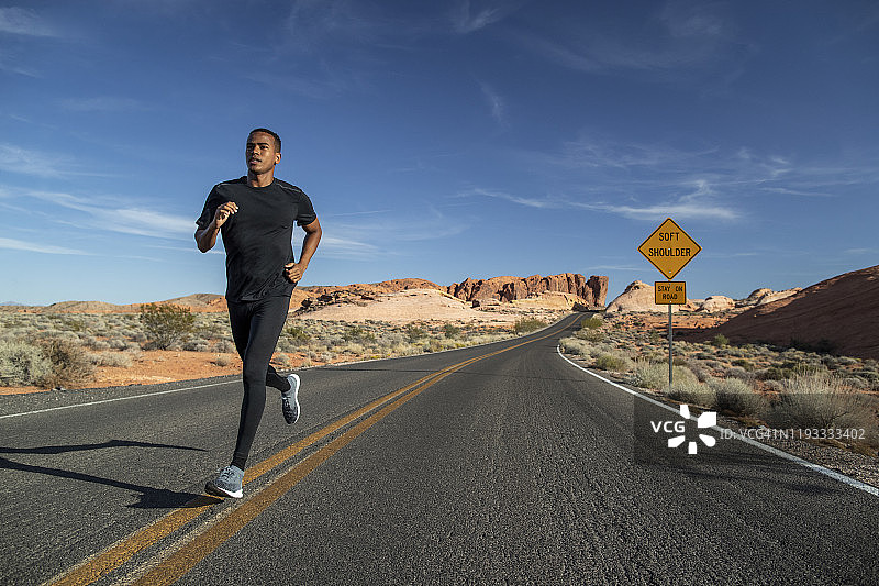 公路跑步图片素材