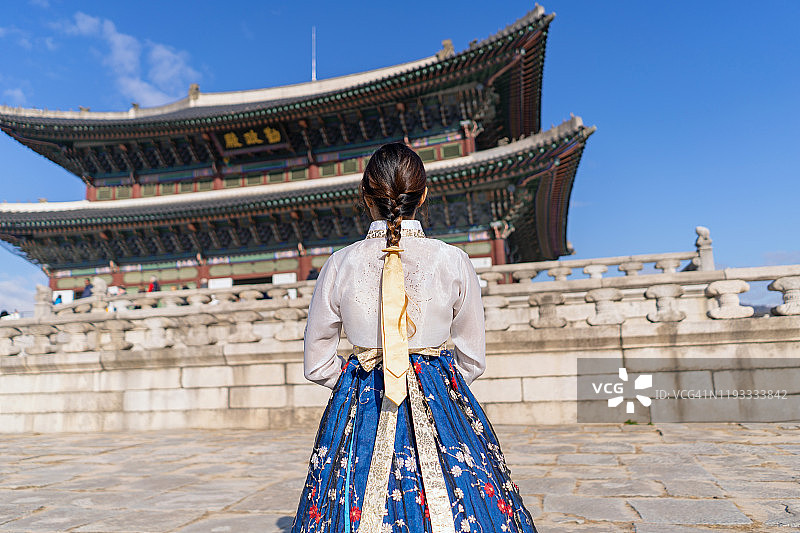 身穿韩国传统服装韩服的女人图片素材