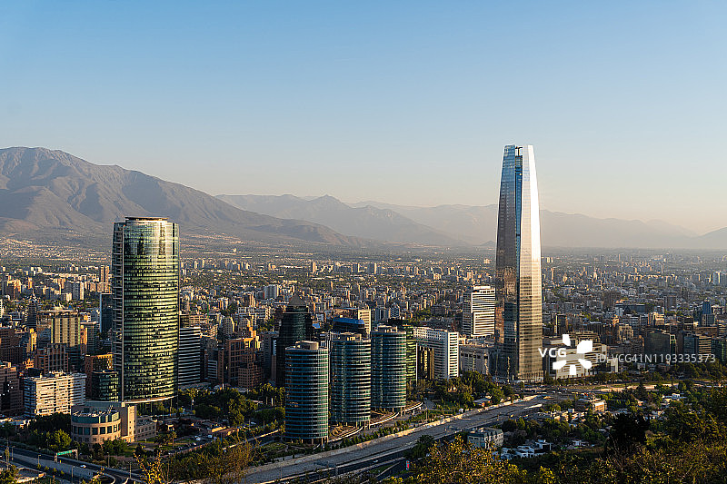 从圣克里斯托瓦尔山看圣地亚哥金融区图片素材