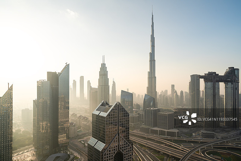 日出时分阿联酋迪拜的现代城市天际线和城市景观鸟瞰图片素材