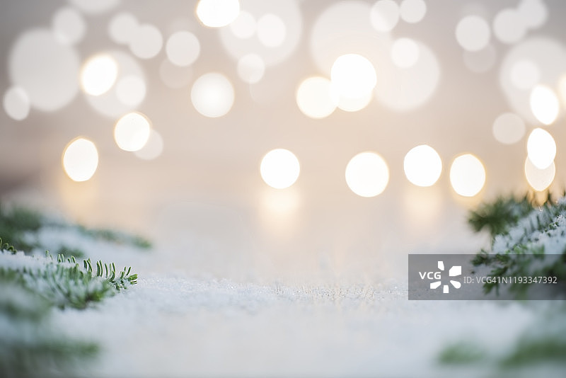 圣诞氛围背景，背景中的散景和童话灯光，冷杉树枝和雪，可复制空间图片素材