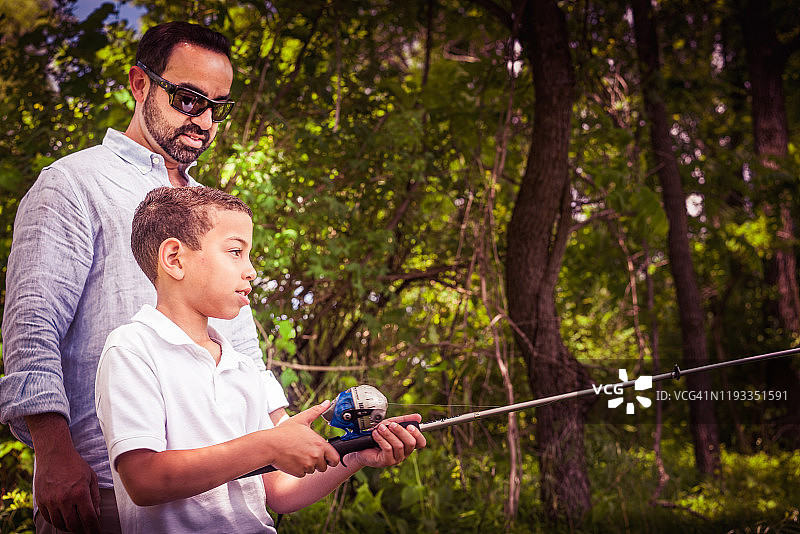 父子钓鱼图片素材