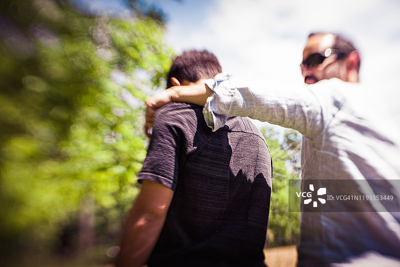 父爱拥抱图片素材