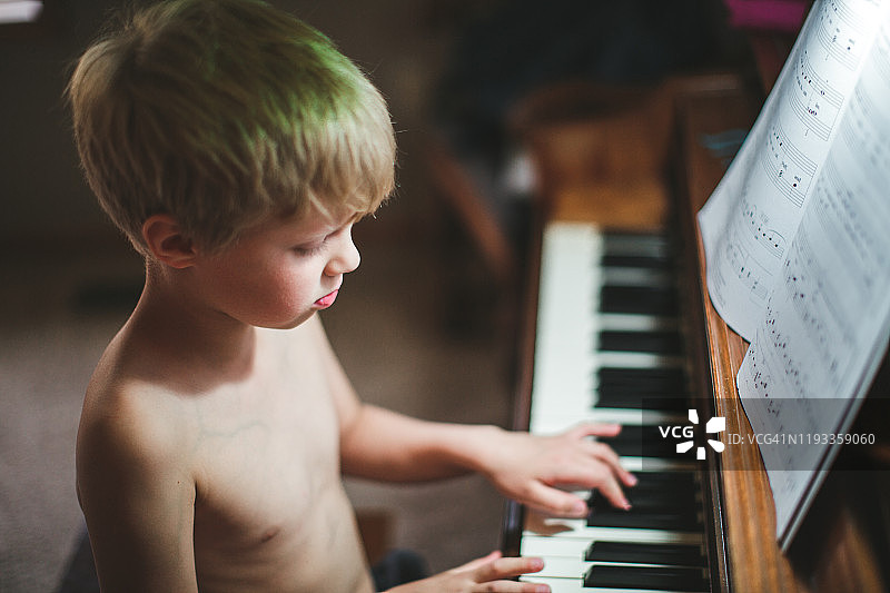 男孩弹钢琴图片素材