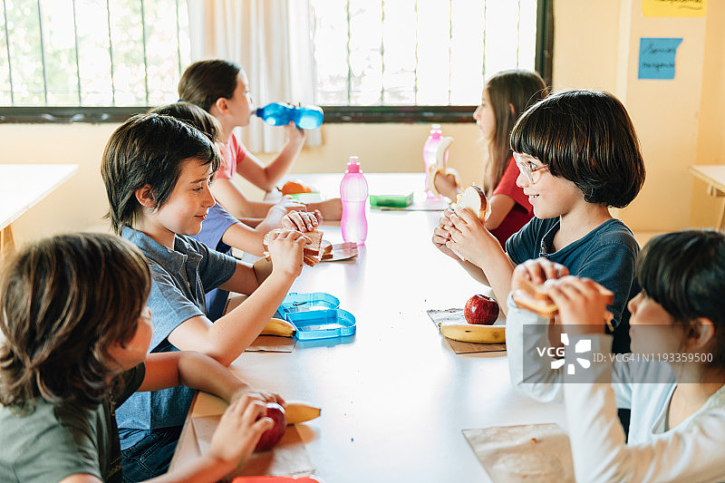 小学生在学校餐厅午休图片素材
