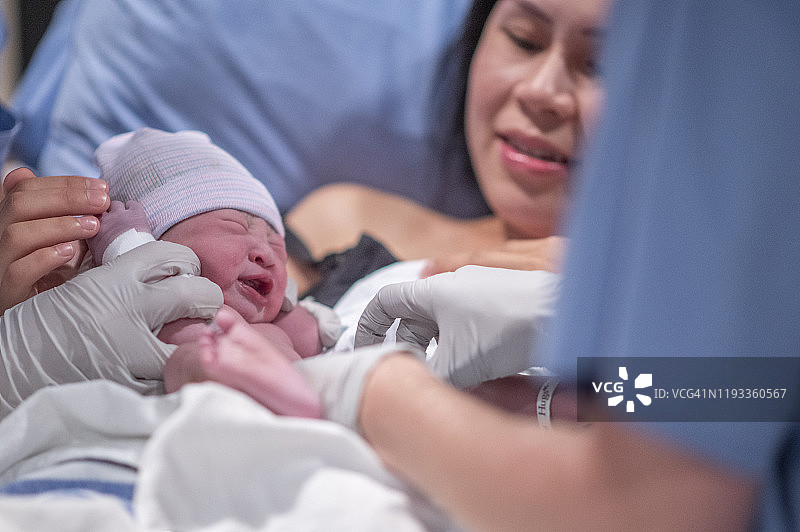 产后儿子和亚洲母亲的合影图片素材