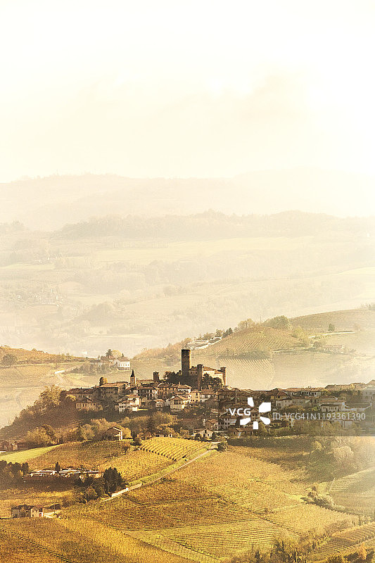 雾中的朗格山丘图片素材