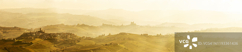 雾中的朗格山图片素材