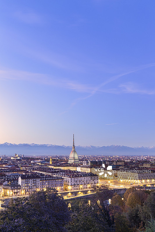 都灵老城区夜景鸟瞰图，安托内利尖塔亮灯图片素材